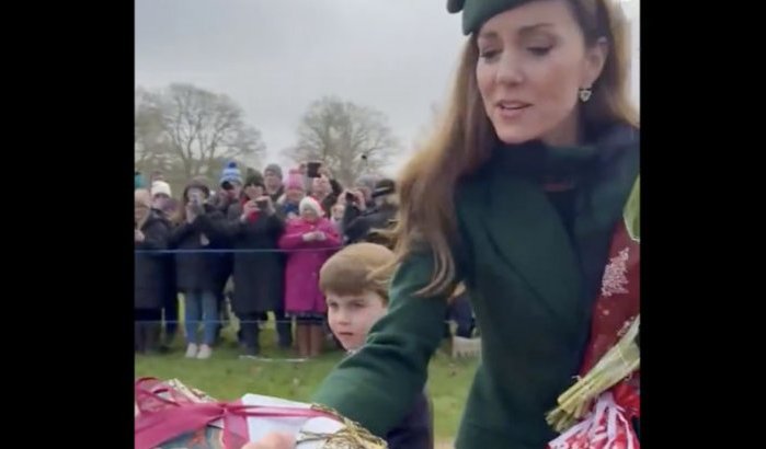 Prinses Kate krijgt Marokkaanse sjaal van fan (video)