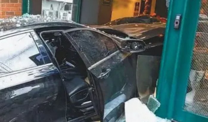 Auto ramt vier mensen en restaurant in Casablanca