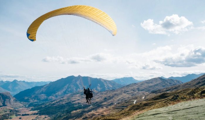 Paragliders botsen in Marokko, toerist omgekomen