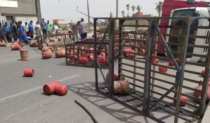 Truck met gasflessen kantelt, paniek in Beni Mellal