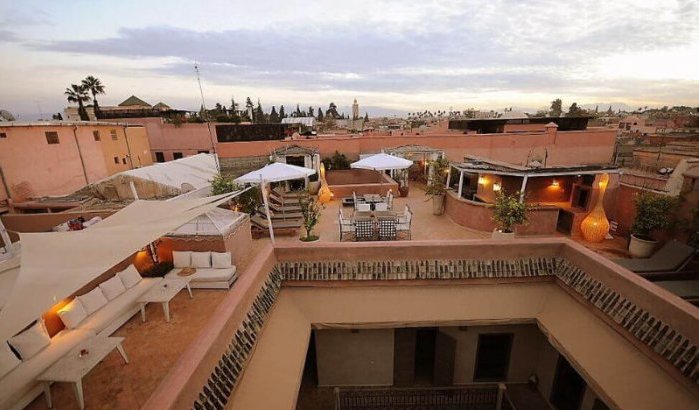 Ophef over verhuur dakterras historisch hotel Marrakech
