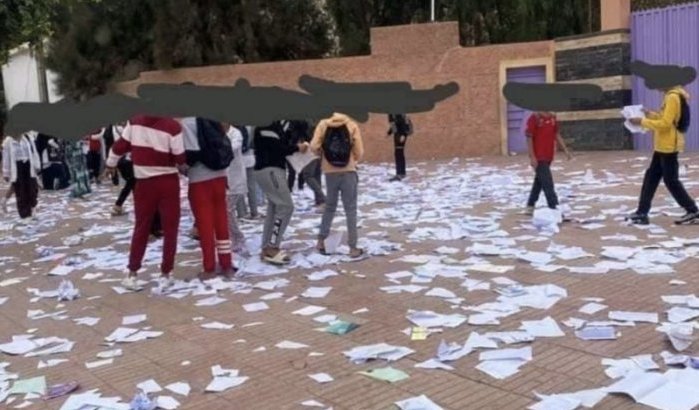 Leerlingen in Marokko vieren einde schooljaar door schriften te verscheuren