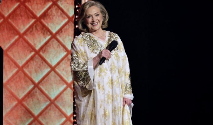 Hillary Clinton schittert in Marokkaanse gandoura op Tony Awards