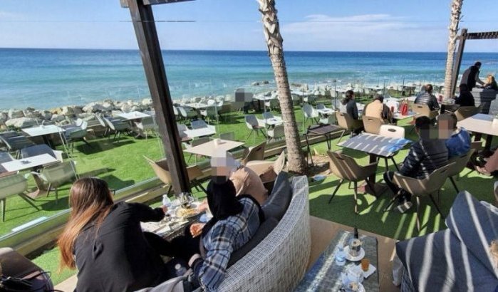 Café in Tanger wekt woede met hoge prijzen en strandgebruik