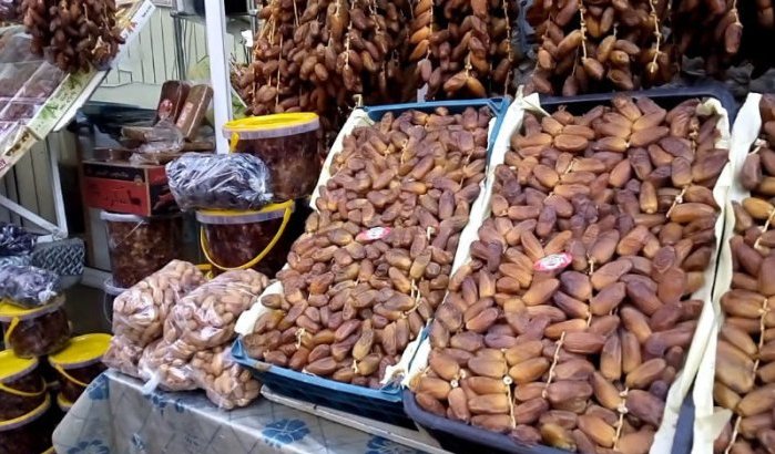 Algerijnse dadels vliegen over de toonbank in Marokko