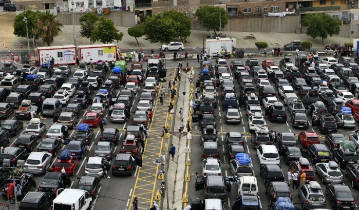 Chaos in Ceuta: Marokkaanse vakantiegangers urenlang vast (video)