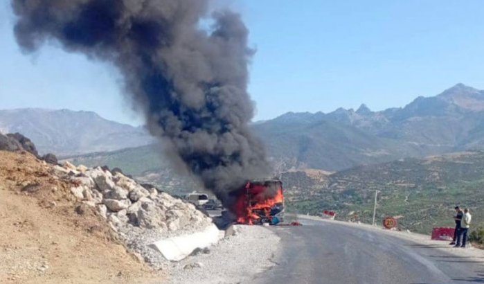 Drama nipt voorkomen: bus brandt volledig uit in Tetouan