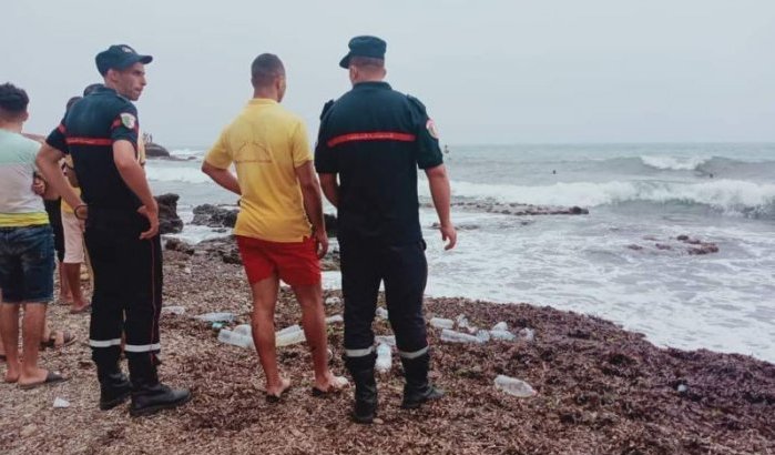 Heldhaftige redding vrouw op strand Nador