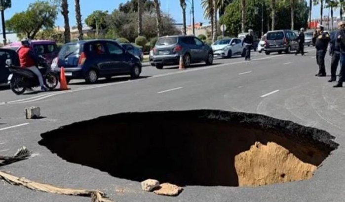 Weg stort in, diepe krater nabij Koninklijk Paleis in Agadir (video)