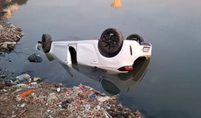 Huurauto belandt in rivier in Martil, inzittenden gevlucht