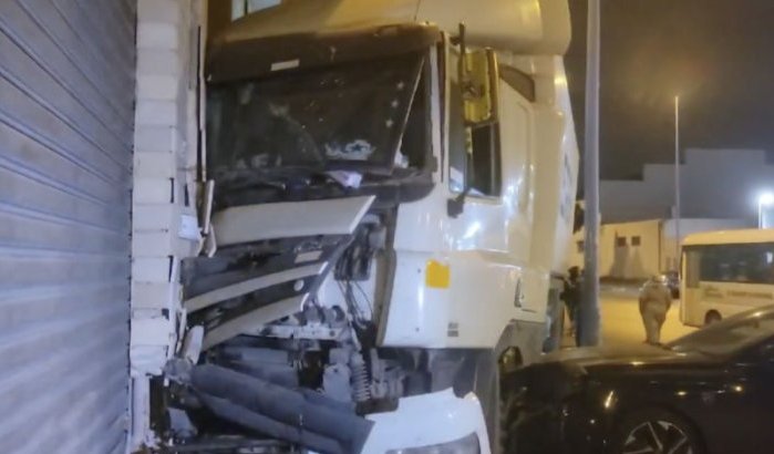 Vrachtwagen ramt gevel snackbar in Casablanca (video)