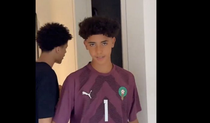 Cristiano Junior provoceert vader met shirt Yassine Bounou