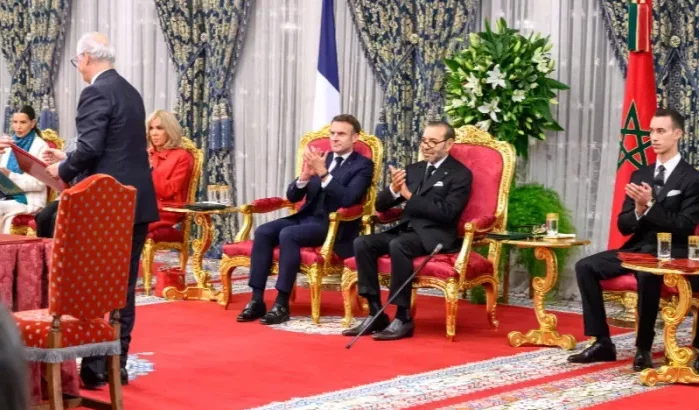 Vrouw Franse president eert Marokko met kledingkeuze