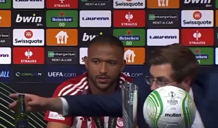 Ayoub El Kaabi niet blij met bierflesje tijdens UEFA-persconferentie (video)