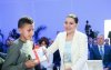 Prinses Lalla Asmaa viert einde schooljaar met kinderen (video)