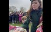 Prinses Kate krijgt Marokkaanse sjaal van fan (video)