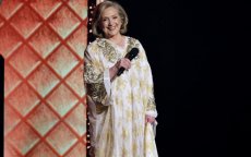 Hillary Clinton schittert in Marokkaanse gandoura op Tony Awards