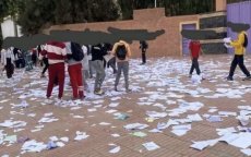 Leerlingen in Marokko vieren einde schooljaar door schriften te verscheuren
