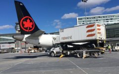 Cateringtruck ramt vliegtuig Air Canada naar Casablanca (video)