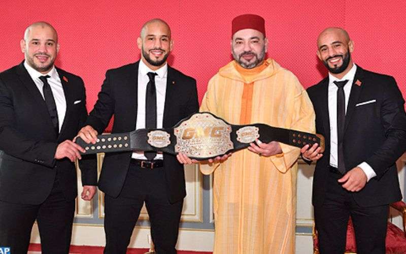 Koning Mohammed VI ontmoet MMA-kampioenen Abu Bakr en Ottman Azaitar (foto)