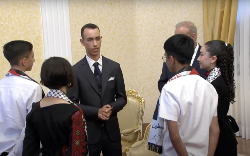 Moulay Hassan meets Palestinian children in Tetouan (Video)